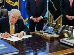Contradicţia centrală a doctrinei Trump: Statele Unite vor să folosească dominaţia sistemului financiar mondial până în pragul distrugerii acestuia, dar nu pot trece pragul fără să suporte consecinţe uriaşe. Arma este înspăimântătoare tocmai pentru că nu poate fi utilizată fără limite.(Susa foto: facebook / The White House)